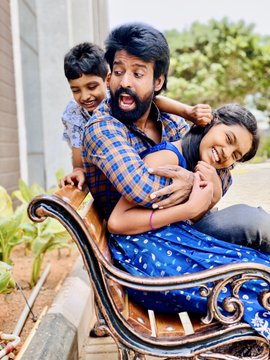 ஆனந்த யாழை மீட்டுகிறாய் அடி நெஞ்சில் வண்ணம் தீட்டுகிறாய்.. அன்பெனும் குடையை நீட்டுகிறாய் அதில் ஆயிரம் மழை துளி கூட்டுகிறாய்.. இரு நெஞ்சம் இணைந்து பேசிட உலகில் பாஷைகள் எதுவும் தேவையில்லை.. என்ற பாடலை நடிகர் சூரிக்கும் அவரது குழந்தைக்கும் இணையத்தில் ரசிகர்கள் டெடிகேட் செய்து வருகின்றனர். ஆனந்த யாழை மீட்டுகிறாய் அடி நெஞ்சில் வண்ணம் தீட்டுகிறாய்.. அன்பெனும் குடையை நீட்டுகிறாய் அதில் ஆயிரம் மழை துளி கூட்டுகிறாய்.. இரு நெஞ்சம் இணைந்து பேசிட உலகில் பாஷைகள் எதுவும் தேவையில்லை.. என்ற பாடலை நடிகர் சூரிக்கும் அவரது குழந்தைக்கும் இணையத்தில் ரசிகர்கள் டெடிகேட் செய்து வருகின்றனர்.