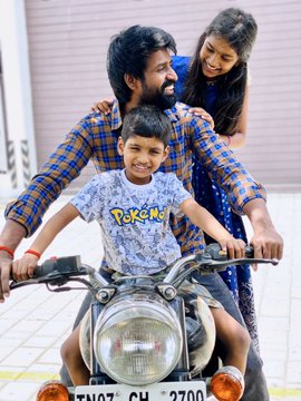 நடிகர் சூரி தனது மகள் பிறந்த நாள் கொண்டாட்ட புகைப்படத்தை தனது ட்விட்டர் பக்கத்தில் பதிவிட்டுள்ளார். நடிகர் சூரி தனது மகள் பிறந்த நாள் கொண்டாட்ட புகைப்படத்தை தனது ட்விட்டர் பக்கத்தில் பதிவிட்டுள்ளார்.