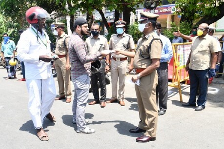 சென்னையில் மாஸ்க் அணியாமல் வாகனம் ஓட்டினால் ₹ 500 அபராதம் - காவல் ஆணையர் உத்தரவு! சென்னையில் மாஸ்க் அணியாமல் வாகனம் ஓட்டினால் ₹ 500 அபராதம் - காவல் ஆணையர் உத்தரவு!