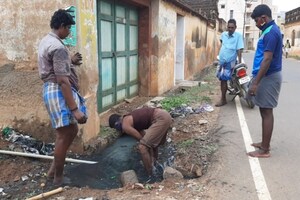 துர்நாற்றம் வீசும் கழிவுநீர் அடைப்பை அகற்ற கை, பைப் , மரக்குச்சி