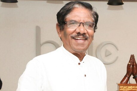 சினிமா படப்பிடிப்புகளை தொடங்க அமைச்சர் கடம்பூர் ராஜூவை சந்தித்த பாரதிராஜா சினிமா படப்பிடிப்புகளை தொடங்க அமைச்சர் கடம்பூர் ராஜூவை சந்தித்த பாரதிராஜா