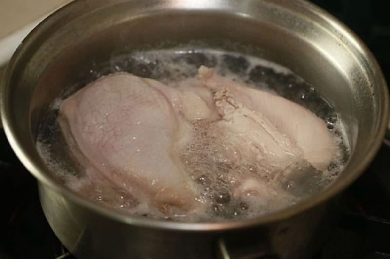 Курица кусочками в кастрюле. Куриное филе в кастрюле. Варка куриного филе. Курица в кастрюле. Курица варится в кастрюле.