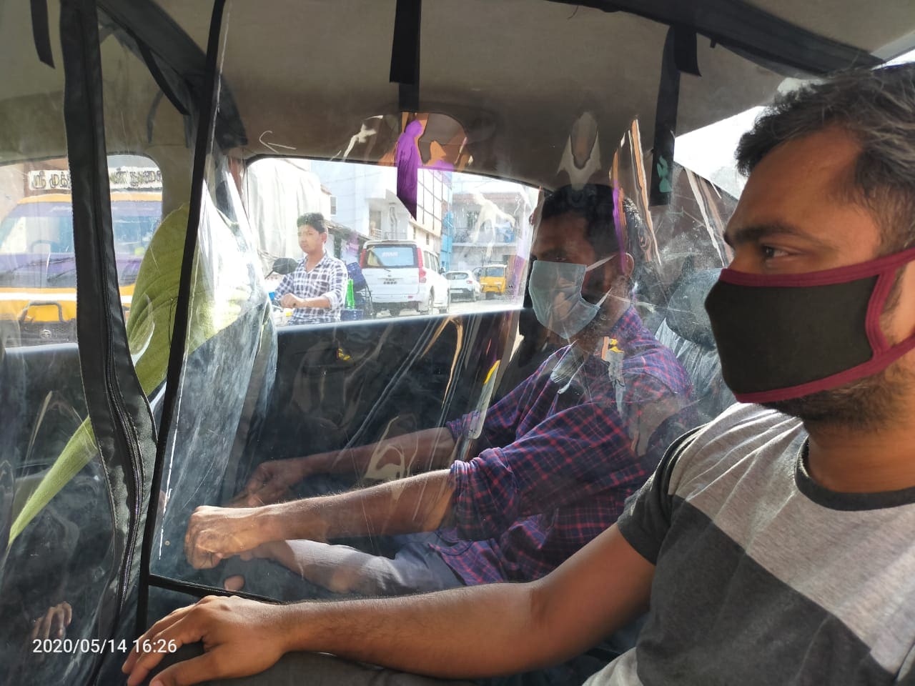 மாவட்டங்களுக்குள் அத்தியாவசிய தேவைகளுக்கு வாடகை கார்கள் இயங்க அனுமதி வழங்கப்பட்டுள்ளது. இந்நிலையில் கோவை கவுண்டம்பாளையத்தை சேர்ந்த அமர்நாத் என்ற வாடகை கார் உரிமையாளர் காருக்குள் வித்தியாசமான மாற்றங்களை செய்துள்ளார். மாவட்டங்களுக்குள் அத்தியாவசிய தேவைகளுக்கு வாடகை கார்கள் இயங்க அனுமதி வழங்கப்பட்டுள்ளது. இந்நிலையில் கோவை கவுண்டம்பாளையத்தை சேர்ந்த அமர்நாத் என்ற வாடகை கார் உரிமையாளர் காருக்குள் வித்தியாசமான மாற்றங்களை செய்துள்ளார்.