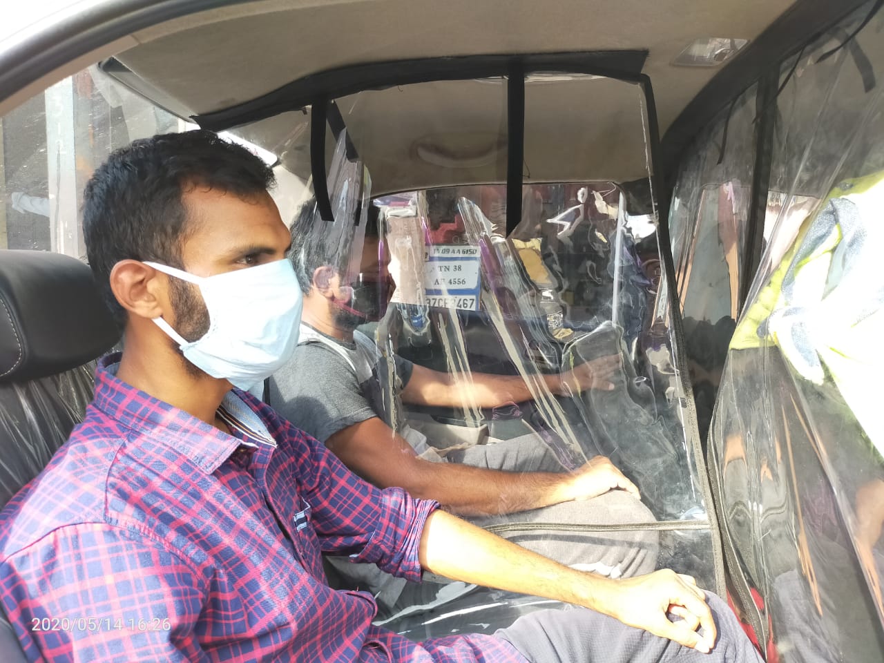 அமர்நாத் காரினுள் மாற்றங்களை செய்த வடிவமைப்பாளர் பிலால், இது குறித்து கூறுகையில் வெளிநாடுகளில் வாடகை கார்களில் கொரோனா தடுப்பு நடவடிக்கையாக கார்களில் என்னென்ன மாற்றங்களை செய்துள்ளனர்? என ஒரு மாதமாக ஆய்வு செய்ததாகவும் அவற்றுள் செலவு குறைவாக காணப்பட்ட மாடலை பார்த்து வடிவமைத்துள்ளதாகவும் கூறுகிறார்.