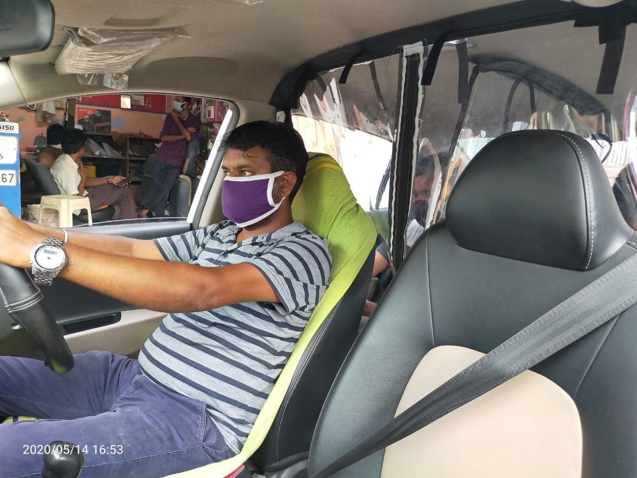  கொரோனா வைரஸ் தடுப்புப் பணிக்கான ஊரடங்கால் வாழ்வாதாரம் பாதிக்கப்பட்டுள்ள வாடகை கார் ஓட்டுநர்கள், மீண்டும் இயல்பு நிலை எப்போது திரும்பும் என காத்திருக்கின்றனர்.