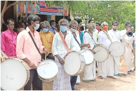 ஊரடங்கால் பாதிப்பு: இசைக் கருவிகளை வாசித்து அரசிடம் உதவி கோரும் 100 நாட்டுப்புறக் கலைஞர்கள் ஊரடங்கால் பாதிப்பு: இசைக் கருவிகளை வாசித்து அரசிடம் உதவி கோரும் 100 நாட்டுப்புறக் கலைஞர்கள்