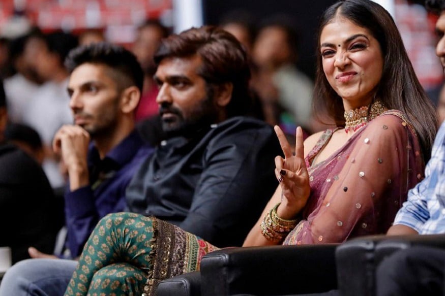அர்ஜூன் தாஸைத் தொடர்ந்து ட்ரெய்லர் குறித்து வாய் திறந்திருக்கும் மாஸ்டர் பட ஹீரோயின் மாளவிகா மோகனன், அது ஒரு வெறித்தனமான ட்ரெய்லர். நீங்கள் ட்ரெய்லரை பார்க்கும் போது சிலிர்ப்பு ஏற்படும். மிகவும் நன்றாக இருந்தது. ட்ரெய்லர் எப்போது வெளிவரும் என்று ஆவலுடன் காத்திருக்கிறேன் என்று கூறியுள்ளார். அர்ஜூன் தாஸைத் தொடர்ந்து ட்ரெய்லர் குறித்து வாய் திறந்திருக்கும் மாஸ்டர் பட ஹீரோயின் மாளவிகா மோகனன், அது ஒரு வெறித்தனமான ட்ரெய்லர். நீங்கள் ட்ரெய்லரை பார்க்கும் போது சிலிர்ப்பு ஏற்படும். மிகவும் நன்றாக இருந்தது. ட்ரெய்லர் எப்போது வெளிவரும் என்று ஆவலுடன் காத்திருக்கிறேன் என்று கூறியுள்ளார்.