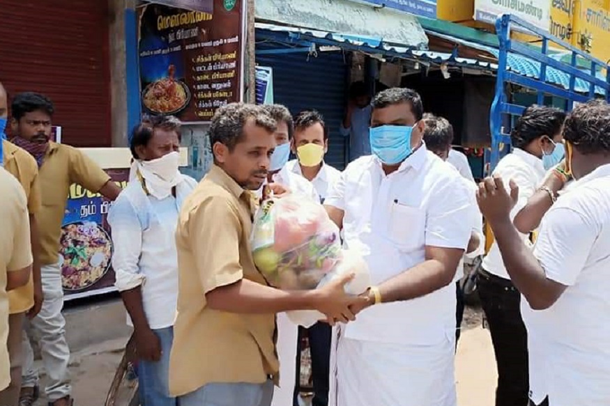 நாகப்பட்டினத்தில் ஷேர் ஆட்டோ ஓட்டுநர்களுக்கு உதவிய அதிமுகவினர்!