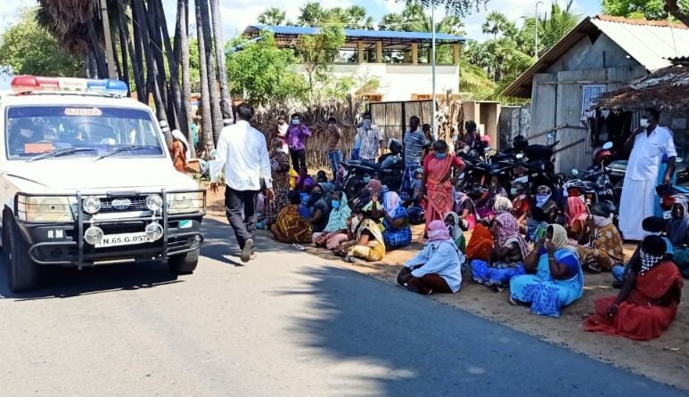 அப்போது திடீரென சுமார் 200க்கும் மேற்பட்ட பெண்கள் கடைக்கு முன் குவிந்தனர். அவர்கள் கடையை திறக்க கடுமையான எதிர்ப்பு தெரிவித்தும், கூச்சலிடும் கடையின் முன்பு அமர்ந்து தர்ணா போராட்டத்தில் ஈடுபட்டனர். (படம்: பொ.வீரக்குமரன் / நியூஸ் 18) அப்போது திடீரென சுமார் 200க்கும் மேற்பட்ட பெண்கள் கடைக்கு முன் குவிந்தனர். அவர்கள் கடையை திறக்க கடுமையான எதிர்ப்பு தெரிவித்தும், கூச்சலிடும் கடையின் முன்பு அமர்ந்து தர்ணா போராட்டத்தில் ஈடுபட்டனர். (படம்: பொ.வீரக்குமரன் / நியூஸ் 18)