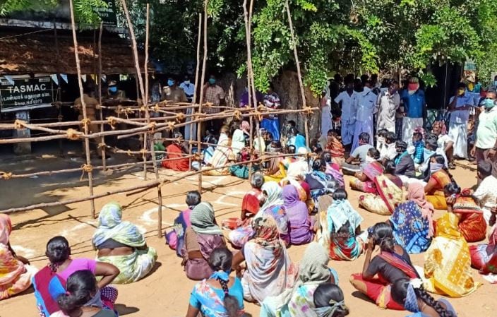 இதனால், அப்பகுதி முழுவதும் பரபரப்பு ஏற்பட்டது. இதை அறிந்த போலீசார் பொதுமக்களை சமாதானப்படுத்த முயன்றனர். (படம்: பொ.வீரக்குமரன் / நியூஸ் 18) இதனால், அப்பகுதி முழுவதும் பரபரப்பு ஏற்பட்டது. இதை அறிந்த போலீசார் பொதுமக்களை சமாதானப்படுத்த முயன்றனர். (படம்: பொ.வீரக்குமரன் / நியூஸ் 18)