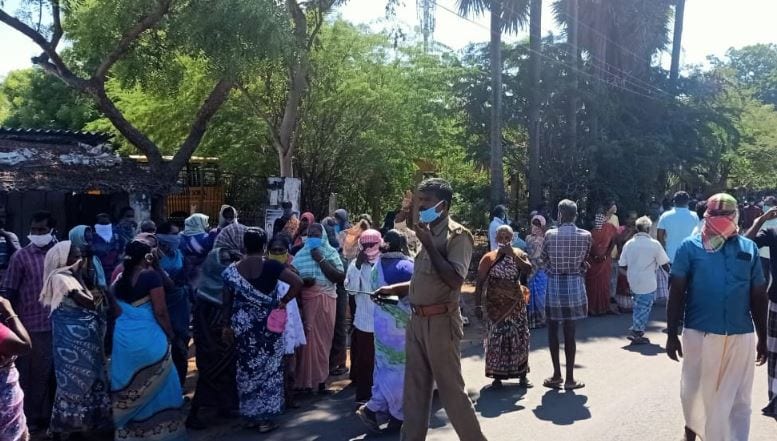 ஆத்திரம் அடைந்த மக்கள் கடையை திறந்தால் அடித்து நொறுக்குவோம் என பெண்கள் ஆவேசமாக கடுமையாக எதிர்ப்பு தெரிவித்து முழக்கமிட்டனர். (படம்: பொ.வீரக்குமரன் / நியூஸ் 18) ஆத்திரம் அடைந்த மக்கள் கடையை திறந்தால் அடித்து நொறுக்குவோம் என பெண்கள் ஆவேசமாக கடுமையாக எதிர்ப்பு தெரிவித்து முழக்கமிட்டனர். (படம்: பொ.வீரக்குமரன் / நியூஸ் 18)