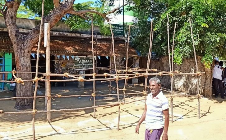 குடியால் பாதிக்கப்பட்ட குடும்பத்தைச் சேர்ந்த பெண்கள் இருகரம் கூப்பி கைகளை கும்பிட்டு அதிகாரிகளிடம் கண்ணீர் மல்க திறக்கக் கூடாது, திறந்தால் எங்கள் குடும்பம் நடுதெருவிற்கு வந்துவிடும் என்று கண்ணீர் மல்க கோரிக்கை விடுத்தனர். பேச்சுவார்த்தை முடிவில் மதுபானக்கடை இழுத்து மூடப்பட்டது. (படம்: பொ.வீரக்குமரன் / நியூஸ் 18) குடியால் பாதிக்கப்பட்ட குடும்பத்தைச் சேர்ந்த பெண்கள் இருகரம் கூப்பி கைகளை கும்பிட்டு அதிகாரிகளிடம் கண்ணீர் மல்க திறக்கக் கூடாது, திறந்தால் எங்கள் குடும்பம் நடுதெருவிற்கு வந்துவிடும் என்று கண்ணீர் மல்க கோரிக்கை விடுத்தனர். பேச்சுவார்த்தை முடிவில் மதுபானக்கடை இழுத்து மூடப்பட்டது. (படம்: பொ.வீரக்குமரன் / நியூஸ் 18)