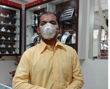 இந்த நிலையில், கர்நாடகாவின் கொல்லாப்பூர் பகுதியைச் சேர்ந்த நகைக்கடை உரிமையாளர் ஒருவர் வெள்ளியிலான மாஸ்க்-ஐ தயாரித்துள்ளார். இந்த நிலையில், கர்நாடகாவின் கொல்லாப்பூர் பகுதியைச் சேர்ந்த நகைக்கடை உரிமையாளர் ஒருவர் வெள்ளியிலான மாஸ்க்-ஐ தயாரித்துள்ளார்.