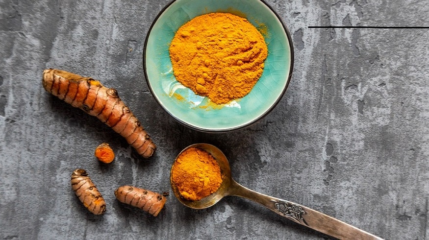 நோய் எதிர்ப்புச் சக்தி : லிப்போபோலிசாச்சரைட் (Lipopolysaccharide) எனப்படும் நோய்க்கொல்லி இதில் இருப்பதால் அது மனித உடலின் நோய் எதிர்ப்புச் சக்தியை அதிகரித்து தொற்றுகளால் ஏற்படக் கூடிய பிரச்னைகளையும் சரி செய்கிறது. இதனால்தான் மருத்துவர்கள் சூடான பாலில் ஒரு தேக்கரண்டி மஞ்சள் கலந்து தினமும் குடிக்கச் சொல்கிறார்கள். நோய் எதிர்ப்புச் சக்தி : லிப்போபோலிசாச்சரைட் (Lipopolysaccharide) எனப்படும் நோய்க்கொல்லி இதில் இருப்பதால் அது மனித உடலின் நோய் எதிர்ப்புச் சக்தியை அதிகரித்து தொற்றுகளால் ஏற்படக் கூடிய பிரச்னைகளையும் சரி செய்கிறது. இதனால்தான் மருத்துவர்கள் சூடான பாலில் ஒரு தேக்கரண்டி மஞ்சள் கலந்து தினமும் குடிக்கச் சொல்கிறார்கள்.