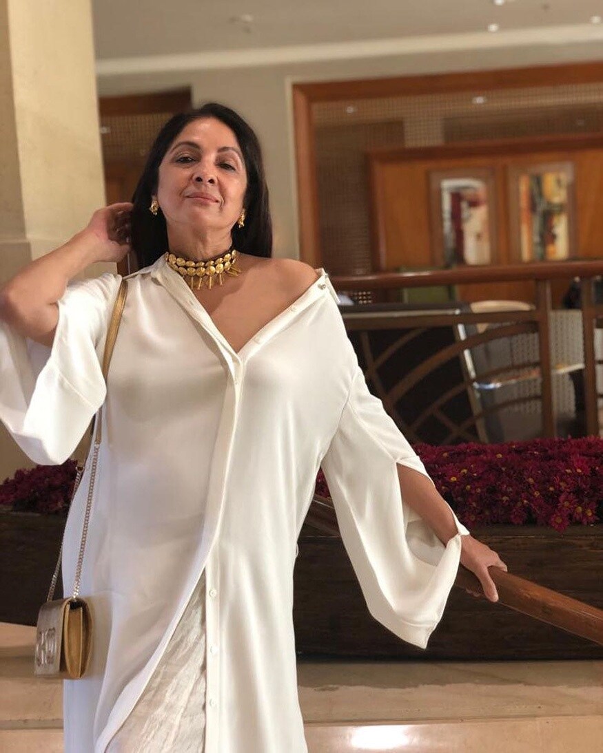 நீனா குப்தா: தேசிய விருது பெற்ற நடிகை வெஸ்ட் இண்டீஸ் கிரிக்கெட் வீரர் விவியன் ரிச்சர்ட்ஸுடன் டேட்டிங் செய்து கர்ப்பமடைந்தார். இருப்பினும், விவியன் ரிச்சர்ட்ஸ் தனது முதல் மனைவியை விவாகரத்து செய்ய மறுத்தபோது, நீனா குப்தா தனது பெண் குழந்தை மசபா குப்தாவைப் பெற்றெடுத்தது மட்டுமல்லாமல், குழந்தையை ஒற்றை தாயாக வளர்த்தார். நீனா குப்தா: தேசிய விருது பெற்ற நடிகை வெஸ்ட் இண்டீஸ் கிரிக்கெட் வீரர் விவியன் ரிச்சர்ட்ஸுடன் டேட்டிங் செய்து கர்ப்பமடைந்தார். இருப்பினும், விவியன் ரிச்சர்ட்ஸ் தனது முதல் மனைவியை விவாகரத்து செய்ய மறுத்தபோது, நீனா குப்தா தனது பெண் குழந்தை மசபா குப்தாவைப் பெற்றெடுத்தது மட்டுமல்லாமல், குழந்தையை ஒற்றை தாயாக வளர்த்தார்.