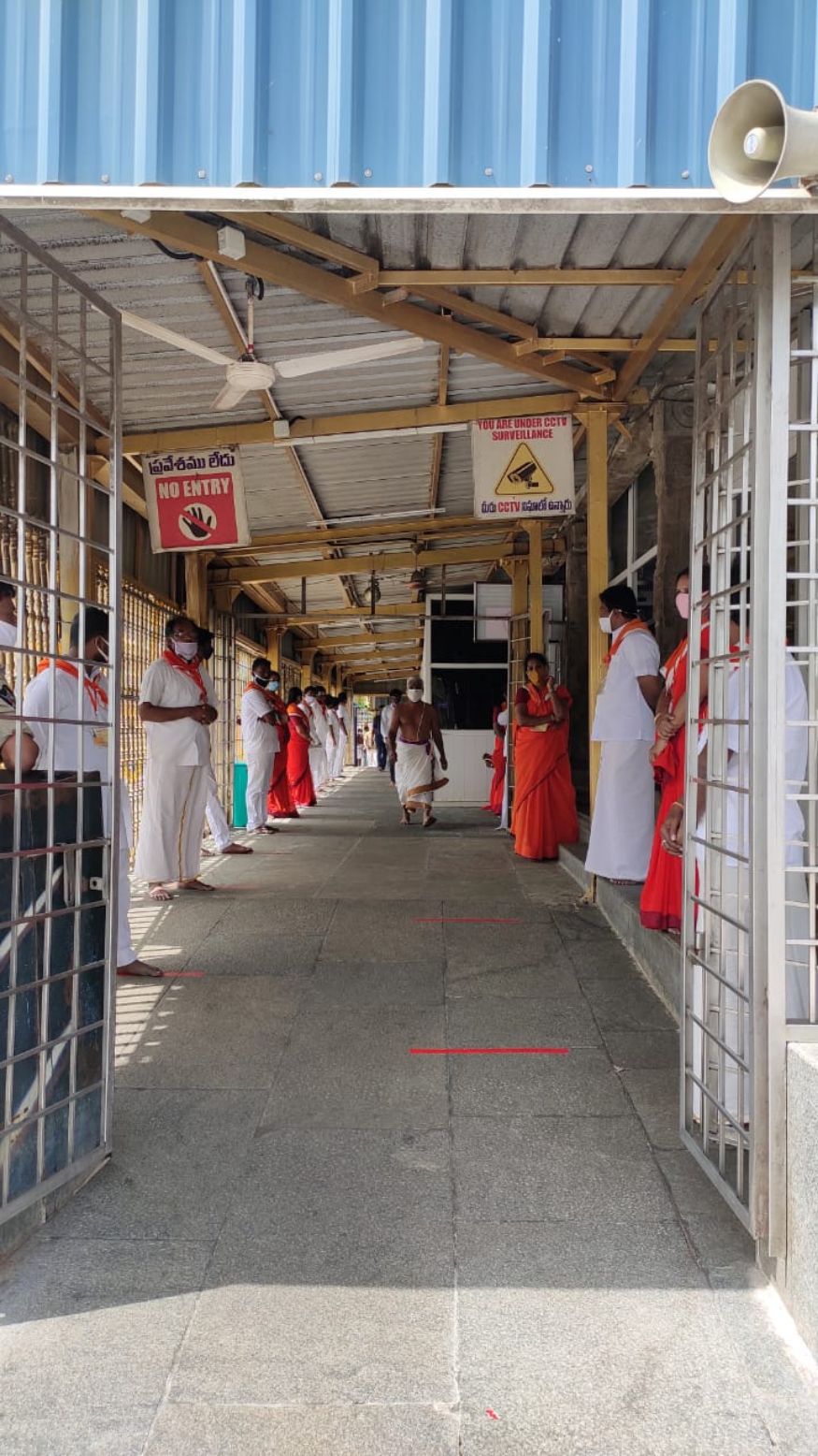 83 நாட்களுக்கு பிறகு கோவில் அனைத்து பக்தர்களுக்கும் திறக்கப்பட்ட நிலையில், நேற்று உண்டியலில் மட்டும் 43 லட்சம் ரூபாய் காணிக்கையாக அளிக்கப்பட்டுள்ளது. 83 நாட்களுக்கு பிறகு கோவில் அனைத்து பக்தர்களுக்கும் திறக்கப்பட்ட நிலையில், நேற்று உண்டியலில் மட்டும் 43 லட்சம் ரூபாய் காணிக்கையாக அளிக்கப்பட்டுள்ளது.