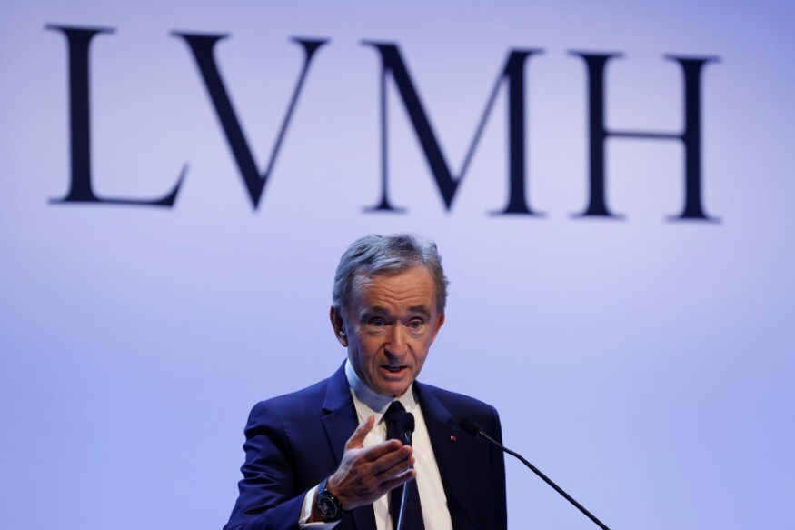 LVMH நிறுவனத்தின் சி.இ.ஓ பெர்னார்ட் மற்றும் அவரின் குடும்பத்தினர் பட்டியலில் மூன்றாம் இடத்தில் உள்ளனர். அவர்களது நிகர சொத்து மதிப்பு 105.1 பில்லியன் அமெரிக்க டாலர் ஆகும் LVMH நிறுவனத்தின் சி.இ.ஓ பெர்னார்ட் மற்றும் அவரின் குடும்பத்தினர் பட்டியலில் மூன்றாம் இடத்தில் உள்ளனர். அவர்களது நிகர சொத்து மதிப்பு 105.1 பில்லியன் அமெரிக்க டாலர் ஆகும்