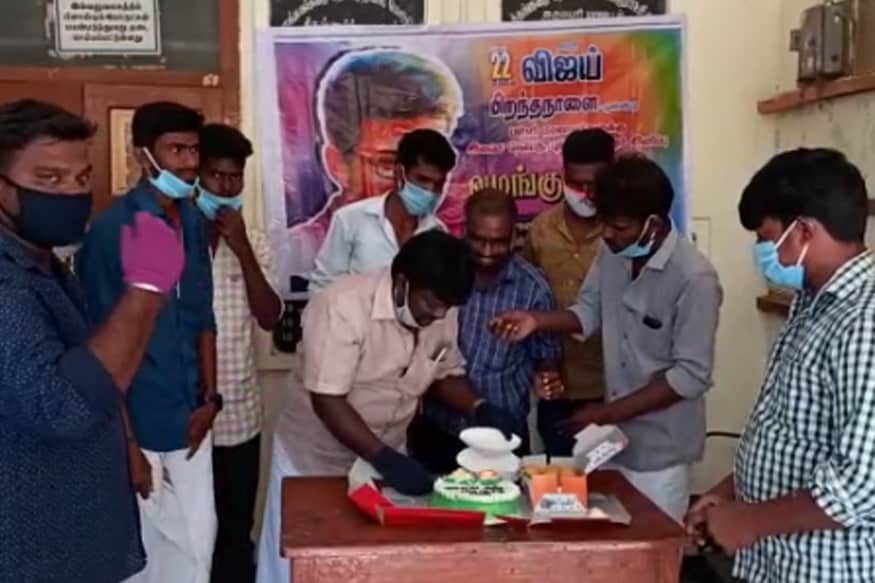 இதையெல்லாம் தாண்டி ஒரு பேரூராட்சி செயல் அலுவலர் தனது அலுவலகத்திற்குள் தானே தலைமை ஏற்று ஒரு திரைப்பட நடிகரின் பிறந்தநாளுக்கு பேனர் கட்டி கேக் வெட்டி அனைவருக்கும் அவரே கேக் கொடுத்தது சர்ச்சையை ஏற்படுத்தியுள்ளது. இதையெல்லாம் தாண்டி ஒரு பேரூராட்சி செயல் அலுவலர் தனது அலுவலகத்திற்குள் தானே தலைமை ஏற்று ஒரு திரைப்பட நடிகரின் பிறந்தநாளுக்கு பேனர் கட்டி கேக் வெட்டி அனைவருக்கும் அவரே கேக் கொடுத்தது சர்ச்சையை ஏற்படுத்தியுள்ளது.