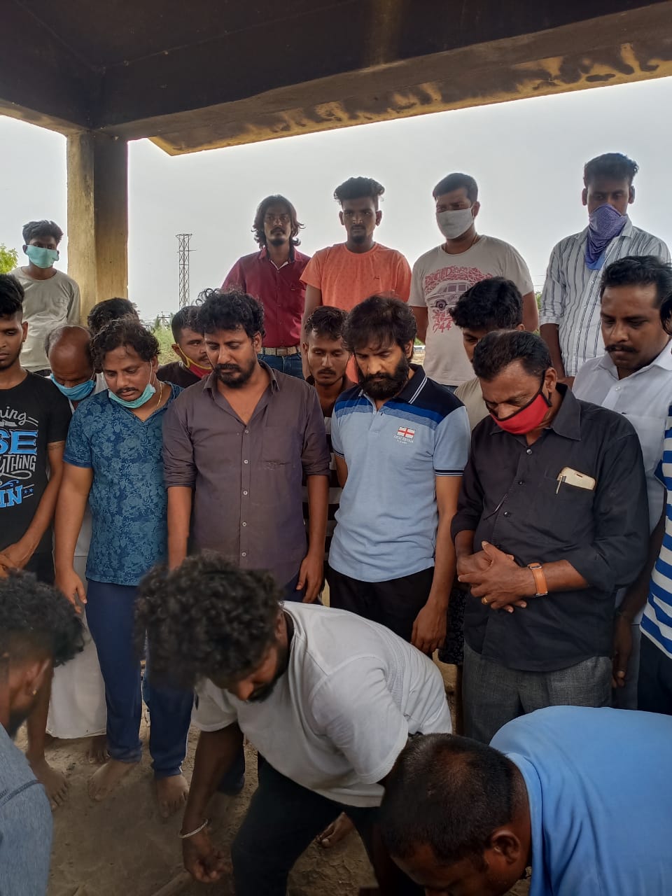 தனது ரசிகரின் தந்தை மரணத்தைப் பார்த்த சந்தானம் கண்ணீர் விட்டு அழுது தனது சோகத்தை வெளிப்படுத்தியுள்ளார். தனது ரசிகரின் தந்தை மரணத்தைப் பார்த்த சந்தானம் கண்ணீர் விட்டு அழுது தனது சோகத்தை வெளிப்படுத்தியுள்ளார்.