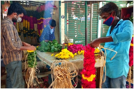 கொரோனா ஊரடங்கு: வாடிப்போன பூ வியாபாரிகளின் இயல்பு வாழ்க்கை கொரோனா ஊரடங்கு: வாடிப்போன பூ வியாபாரிகளின் இயல்பு வாழ்க்கை