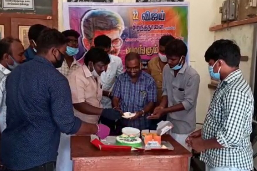 இந்நிலையில் கடந்த 22ம் தேதி நடிகர் விஜய்யின் பிறந்தநாளை ஊத்தங்கரையில் உள்ள பேரூராட்சி அலுவலகத்திலேயே சக நண்பர்களுடன் பேனர் வைத்து கேக் வெட்டி கொண்டாடிய வீடியோ சமூக வலைதளங்களில் வைரலானது. இந்நிலையில் கடந்த 22ம் தேதி நடிகர் விஜய்யின் பிறந்தநாளை ஊத்தங்கரையில் உள்ள பேரூராட்சி அலுவலகத்திலேயே சக நண்பர்களுடன் பேனர் வைத்து கேக் வெட்டி கொண்டாடிய வீடியோ சமூக வலைதளங்களில் வைரலானது.