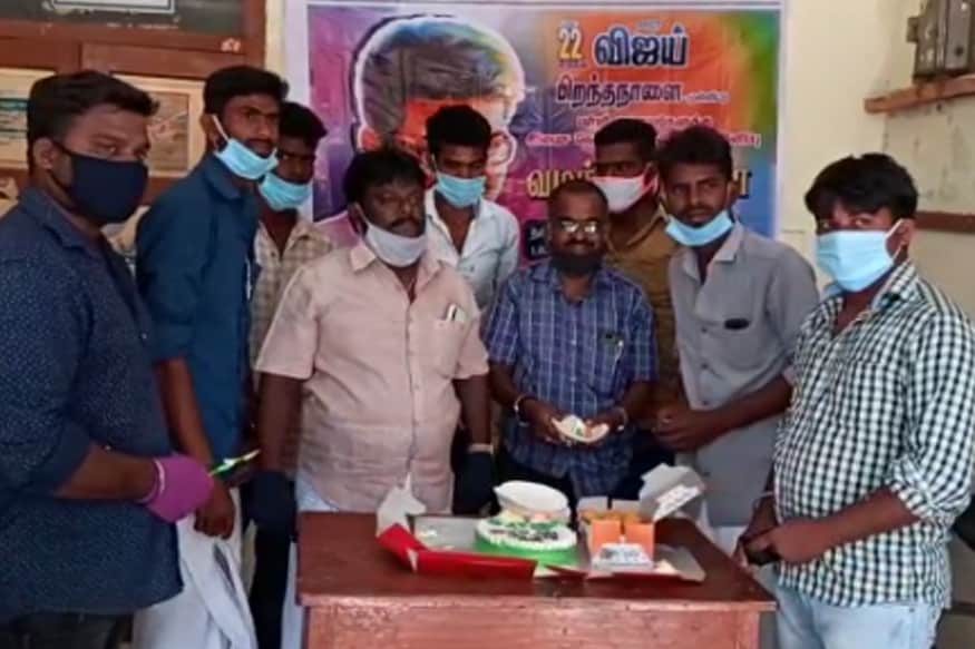 இதில் வித்தியாசமாக கிருஷ்ணகிரி மாவட்டம் ஊத்தங்கரையில் உள்ள பேரூராட்சி அலுவலகத்தில் பேரூராட்சி செயல் அலுவலர் K.ராஜா என்பவர் தலைமையில் விஜயின் பிறந்த நாள் கேக் வெட்டி கொண்டாடப்பட்டது. இதில் வித்தியாசமாக கிருஷ்ணகிரி மாவட்டம் ஊத்தங்கரையில் உள்ள பேரூராட்சி அலுவலகத்தில் பேரூராட்சி செயல் அலுவலர் K.ராஜா என்பவர் தலைமையில் விஜயின் பிறந்த நாள் கேக் வெட்டி கொண்டாடப்பட்டது.