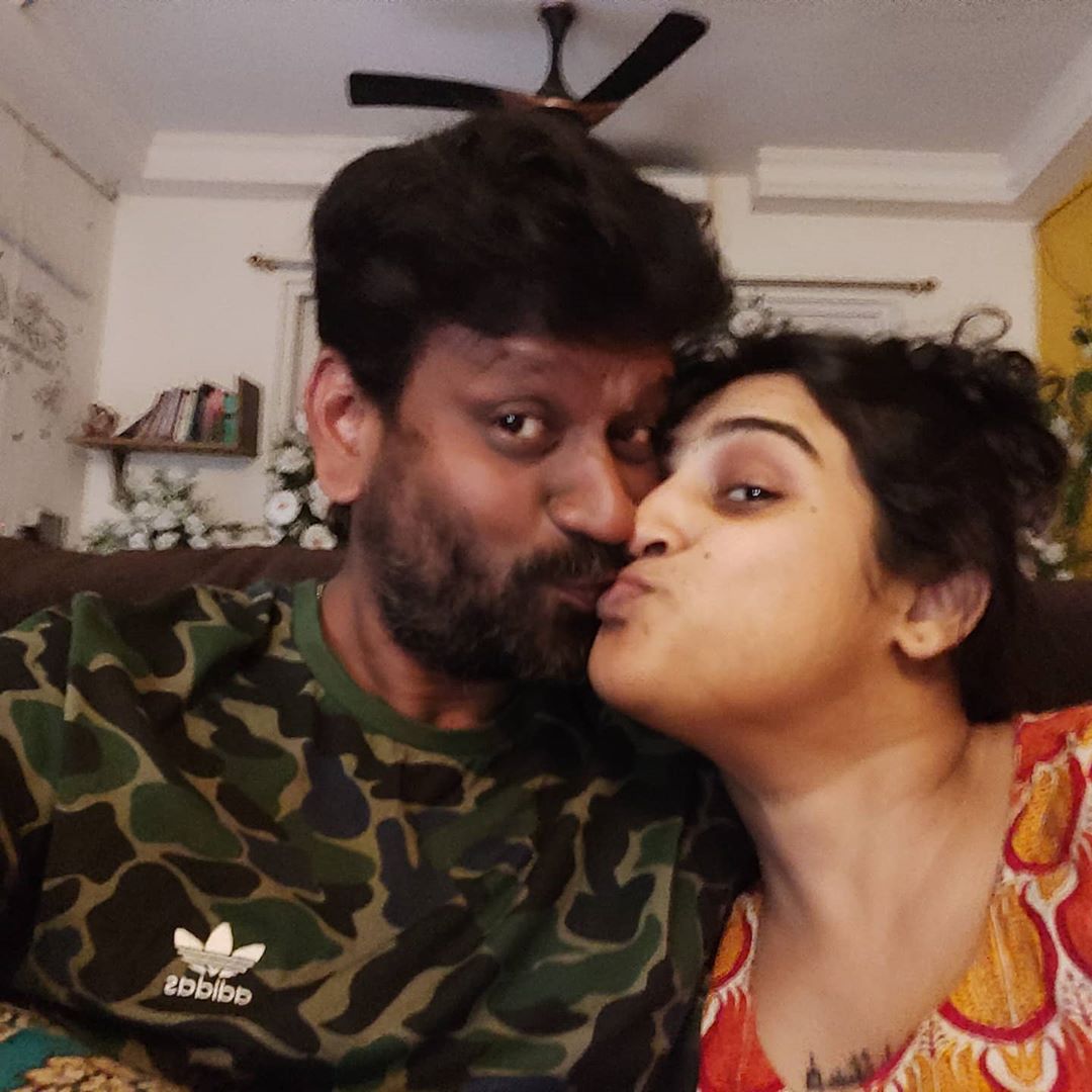 திருமணம் முடிந்து முதல்நாளன்றே பிரச்னைகள் சூழ்ந்து கொண்டாலும் உறுதியுடன் இருக்கும் வனிதா, தன் கணவருடனான ரொமாண்டிக் போட்டோவை சமூகவலைதள பக்கத்தில் வெளியிட்டுள்ளார். திருமணம் முடிந்து முதல்நாளன்றே பிரச்னைகள் சூழ்ந்து கொண்டாலும் உறுதியுடன் இருக்கும் வனிதா, தன் கணவருடனான ரொமாண்டிக் போட்டோவை சமூகவலைதள பக்கத்தில் வெளியிட்டுள்ளார்.