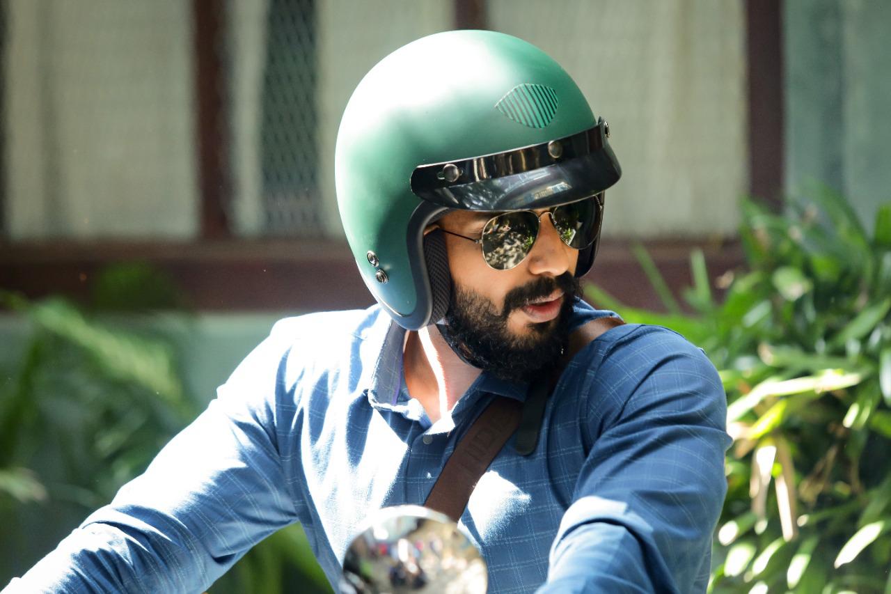 எஃப்.ஐ.ஆர் படத்தின் மூலம் இயக்குநராக அறிமுகமாகிறார் மனு ஆனந்த். இவர் ஏற்கெனவே கவுதம் மேனனிடம் உதவி இயக்குநராக பணிபுரிந்தவர். எஃப்.ஐ.ஆர் படத்தின் மூலம் இயக்குநராக அறிமுகமாகிறார் மனு ஆனந்த். இவர் ஏற்கெனவே கவுதம் மேனனிடம் உதவி இயக்குநராக பணிபுரிந்தவர்.