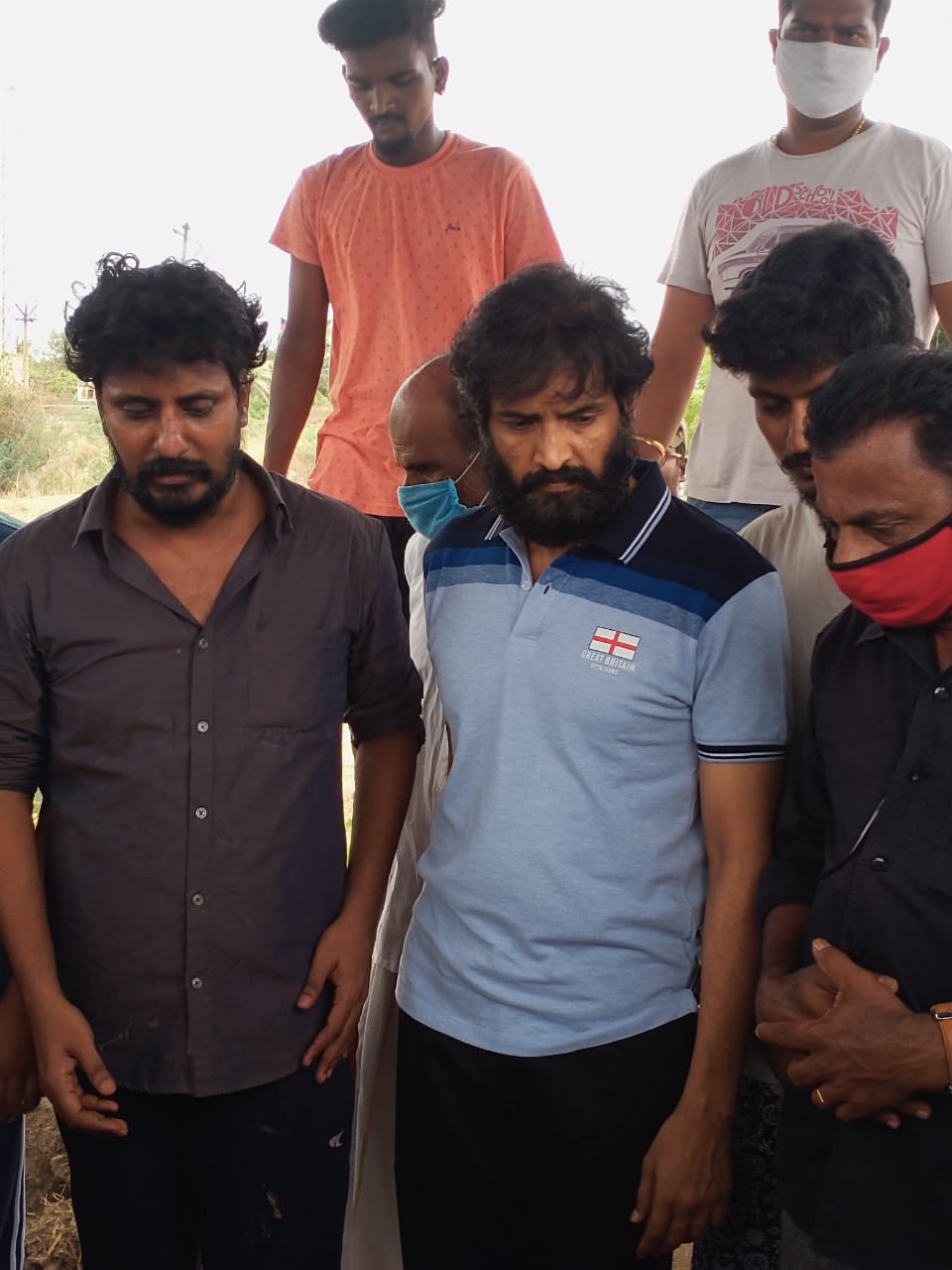 பிரபல நடிகராக வலம் வரும் சந்தானம், ரசிகர் வீட்டில் நிகழ்ந்த துக்கத்தில் கலந்து கொண்டு இறுதி மரியாதை செய்தது அப்பகுதி மக்களை நெகிழ்ச்சிக்குள்ளாக்கியது. பிரபல நடிகராக வலம் வரும் சந்தானம், ரசிகர் வீட்டில் நிகழ்ந்த துக்கத்தில் கலந்து கொண்டு இறுதி மரியாதை செய்தது அப்பகுதி மக்களை நெகிழ்ச்சிக்குள்ளாக்கியது.