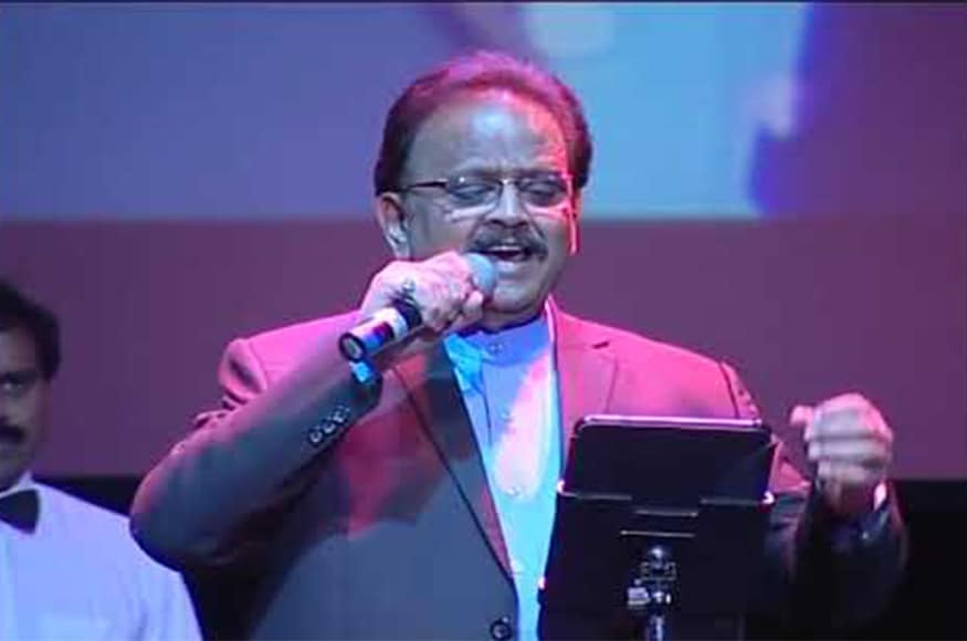 மிக அதிகமான பாடல்களை மிக சிறிய இடைவெளிக்குள் அடுத்தடுத்து பாடி முடித்ததற்காக, கின்னஸ் சாதனை படைத்தவர் எஸ்.பி பாலசுப்ரமணியம். 40,000-க்கும் அதிகமான பாடலகளை பாடியுள்ள அவர், தனி ஆல்பங்களையும் பாடியிருக்கிறார் மிக அதிகமான பாடல்களை மிக சிறிய இடைவெளிக்குள் அடுத்தடுத்து பாடி முடித்ததற்காக, கின்னஸ் சாதனை படைத்தவர் எஸ்.பி பாலசுப்ரமணியம். 40,000-க்கும் அதிகமான பாடலகளை பாடியுள்ள அவர், தனி ஆல்பங்களையும் பாடியிருக்கிறார்