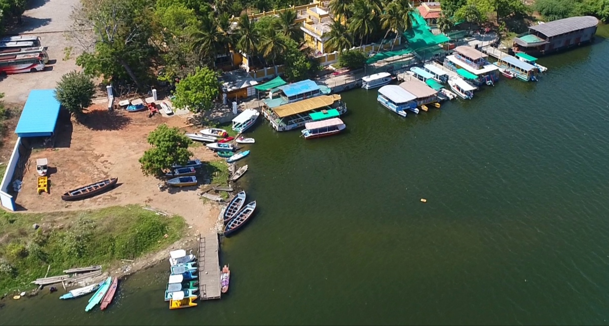  மக்களின்றி காட்சியளிக்கும் சுற்றுலா தலங்கள்