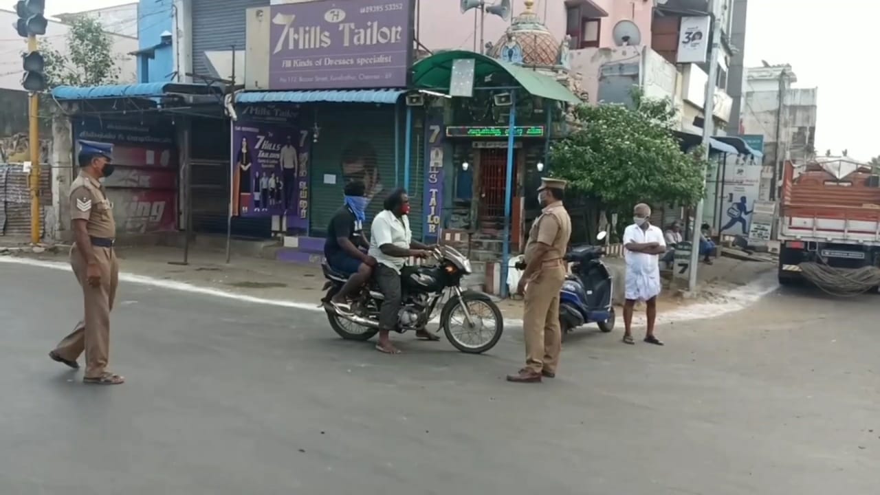 கொரோனா வைரஸ் தடுப்பு நடவடிக்கையாக சென்னை, செங்கல்பட்டு, திருவள்ளூர், காஞ்சிபுரம், மாவட்டங்களில் முழு ஊரடங்கு உத்தரவு அமல்படுத்தப்படும் என தமிழக அரசு அறிவித்தது. கொரோனா வைரஸ் தடுப்பு நடவடிக்கையாக சென்னை, செங்கல்பட்டு, திருவள்ளூர், காஞ்சிபுரம், மாவட்டங்களில் முழு ஊரடங்கு உத்தரவு அமல்படுத்தப்படும் என தமிழக அரசு அறிவித்தது.