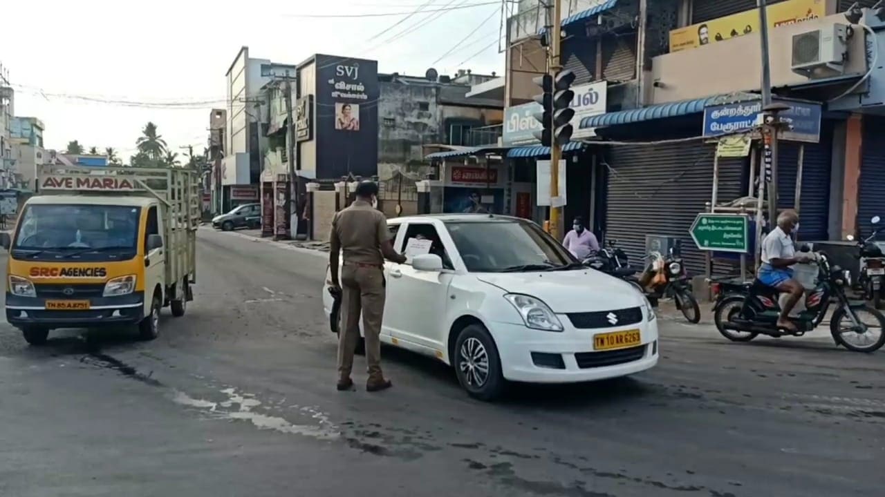 நகர் முழுவதும் முக கவசம் அணியாமல் வாகனங்களிலும், நடந்து செல்லும் பொதுமக்களிடம் அபராதம் விதிக்கப்பட்டு வருகிறது. நகர் முழுவதும் முக கவசம் அணியாமல் வாகனங்களிலும், நடந்து செல்லும் பொதுமக்களிடம் அபராதம் விதிக்கப்பட்டு வருகிறது.
