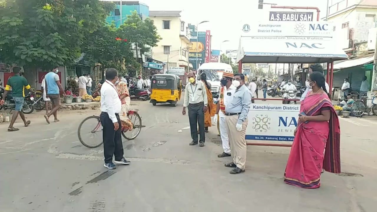 காஞ்சிபுரம் மாவட்டத்தில் முழு ஊரடங்கு உத்தரவு அமல் படுத்தப் பட்டுள்ள நிலையில் காஞ்சிபுரம் நகராட்சி பகுதிகளில் ஊரடங்கு உத்தரவு விதிகள் பின்பற்றப் படுகிறதா என மாவட்ட வருவாய் அலுவலர் முத்துராமலிங்கம், சார் ஆட்சியர் சரவணன் ஆகியோர் ஆய்வு மேற்கொண்டு வருகின்றனர். காஞ்சிபுரம் மாவட்டத்தில் முழு ஊரடங்கு உத்தரவு அமல் படுத்தப் பட்டுள்ள நிலையில் காஞ்சிபுரம் நகராட்சி பகுதிகளில் ஊரடங்கு உத்தரவு விதிகள் பின்பற்றப் படுகிறதா என மாவட்ட வருவாய் அலுவலர் முத்துராமலிங்கம், சார் ஆட்சியர் சரவணன் ஆகியோர் ஆய்வு மேற்கொண்டு வருகின்றனர்.