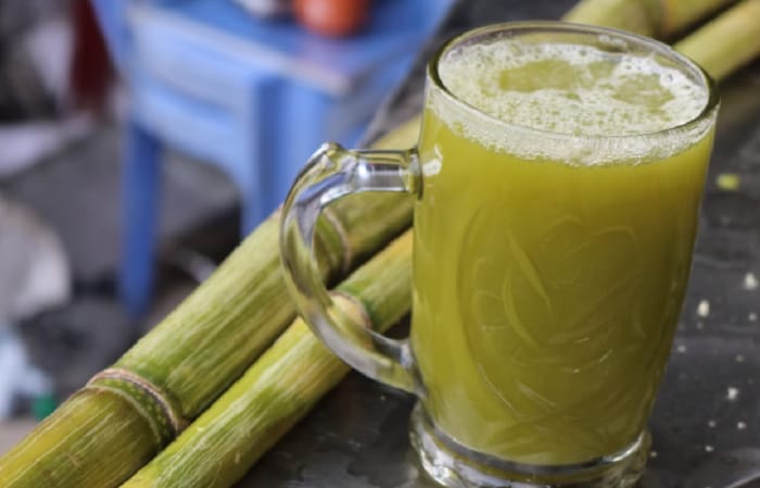 கரும்பு ஜூஸ் : கரும்பு ஜூஸ் குடிப்பதால் உங்கள் கல்லீரலை சுத்தப்படுத்தி நச்சுத்தன்மையை வெளியேற்ற உதவுகிறது. உங்கள் நோய் எதிர்ப்பு மண்டலத்திற்கு தேவையான ஊக்கத்தை அளித்து சோம்பலை உணவுக்கு பின்னர் கரும்பு ஜூஸ் குடிப்பது நல்லது. உங்களுக்கு கரும்பு ஜூஸ் பிடிக்கவில்லை என்றால், கரும்புகளை நன்கு மென்று சாப்பிடலாம். கரும்பு சாறு உடனடி ஆற்றலிற்கு ஒரு சிறந்த ஆதாரமாகும். கரும்பு ஜூஸ் : கரும்பு ஜூஸ் குடிப்பதால் உங்கள் கல்லீரலை சுத்தப்படுத்தி நச்சுத்தன்மையை வெளியேற்ற உதவுகிறது. உங்கள் நோய் எதிர்ப்பு மண்டலத்திற்கு தேவையான ஊக்கத்தை அளித்து சோம்பலை உணவுக்கு பின்னர் கரும்பு ஜூஸ் குடிப்பது நல்லது. உங்களுக்கு கரும்பு ஜூஸ் பிடிக்கவில்லை என்றால், கரும்புகளை நன்கு மென்று சாப்பிடலாம். கரும்பு சாறு உடனடி ஆற்றலிற்கு ஒரு சிறந்த ஆதாரமாகும்.