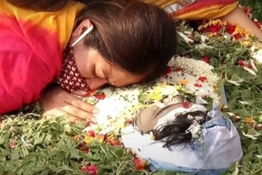 சிரஞ்சீவி சார்ஜாவின் இறுதிச் சடங்கின் போது தனது கணவரின் முகத்துக்கு மேக்னா ராஜ் முத்தமிடும் உருக்கமான வீடியோ சமூகவலைதளங்களில் வெளியாகியுள்ளது. அப்போது நடிகர் அர்ஜூன் உள்ளிட்ட குடும்பத்தினரும், சிரஞ்சீவி சார்ஜாவுக்கு நெருக்கமானவர்களும் உடனிருந்தனர். சிரஞ்சீவி சார்ஜாவின் இறுதிச் சடங்கின் போது தனது கணவரின் முகத்துக்கு மேக்னா ராஜ் முத்தமிடும் உருக்கமான வீடியோ சமூகவலைதளங்களில் வெளியாகியுள்ளது. அப்போது நடிகர் அர்ஜூன் உள்ளிட்ட குடும்பத்தினரும், சிரஞ்சீவி சார்ஜாவுக்கு நெருக்கமானவர்களும் உடனிருந்தனர்.