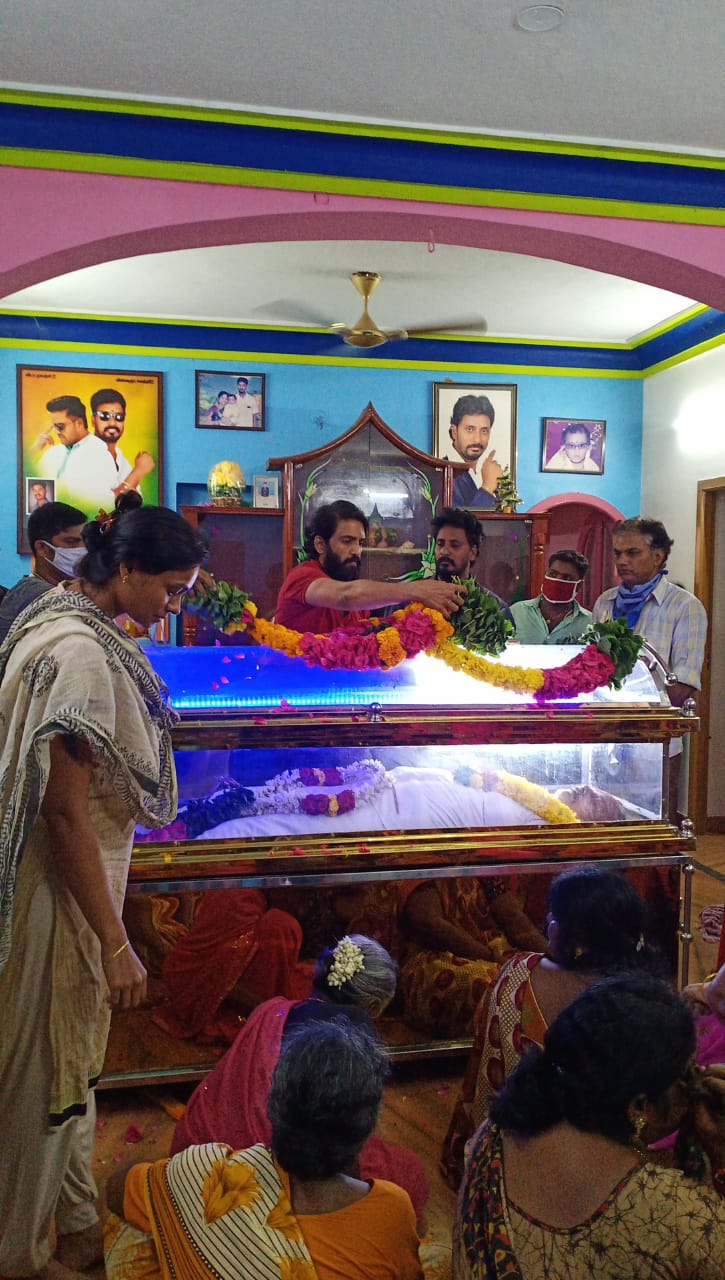 நகைச்சுவை கதாபாத்திரங்களில் நடித்த சந்தானம், தற்போது ஹீரோவாக நடித்து அசத்தி வருகிறார். ஆரம்பம் முதலே இவருக்கு ரசிகர்களும் ஏராளம். நகைச்சுவை கதாபாத்திரங்களில் நடித்த சந்தானம், தற்போது ஹீரோவாக நடித்து அசத்தி வருகிறார். ஆரம்பம் முதலே இவருக்கு ரசிகர்களும் ஏராளம்.