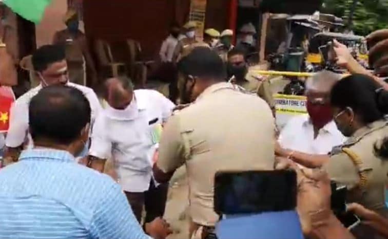  கோவை காந்திபுரம் பா.ஜ.க அலுவலகம் முன்பாக உயிரிழந்த இந்திய வீரர்களுக்கு அஞ்சலி செலுத்தும் நிகழ்ச்சி நடந்தது.