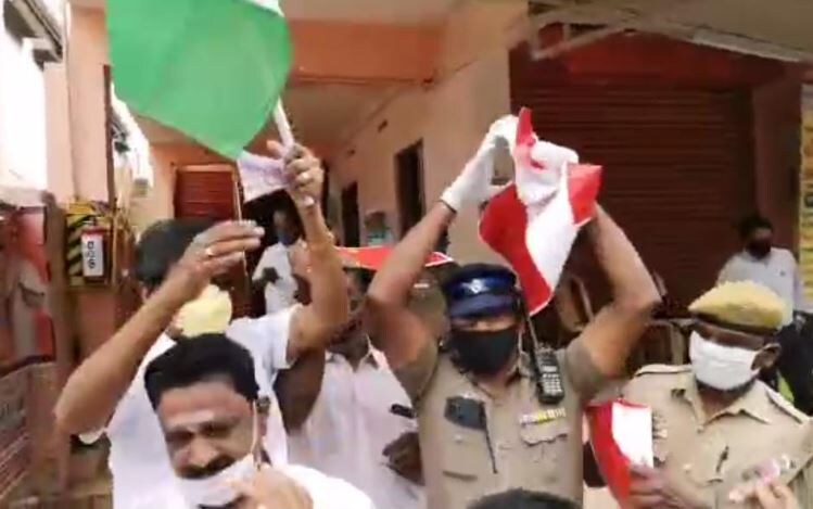  இதில் கலந்து கொண்ட பாஜகவினர் சீனக் கொடிய கிழித்து, அந்நாட்டுக்கு எதிரான கோஷங்களை எழுப்பினர்