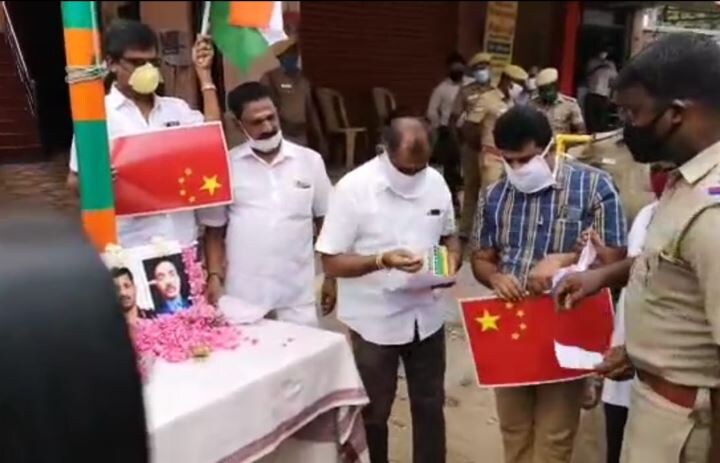  மேலும் சீன தயாரிப்பு போனை உடைத்தும் அவர்கள் கோஷங்களை எழுப்பினர்