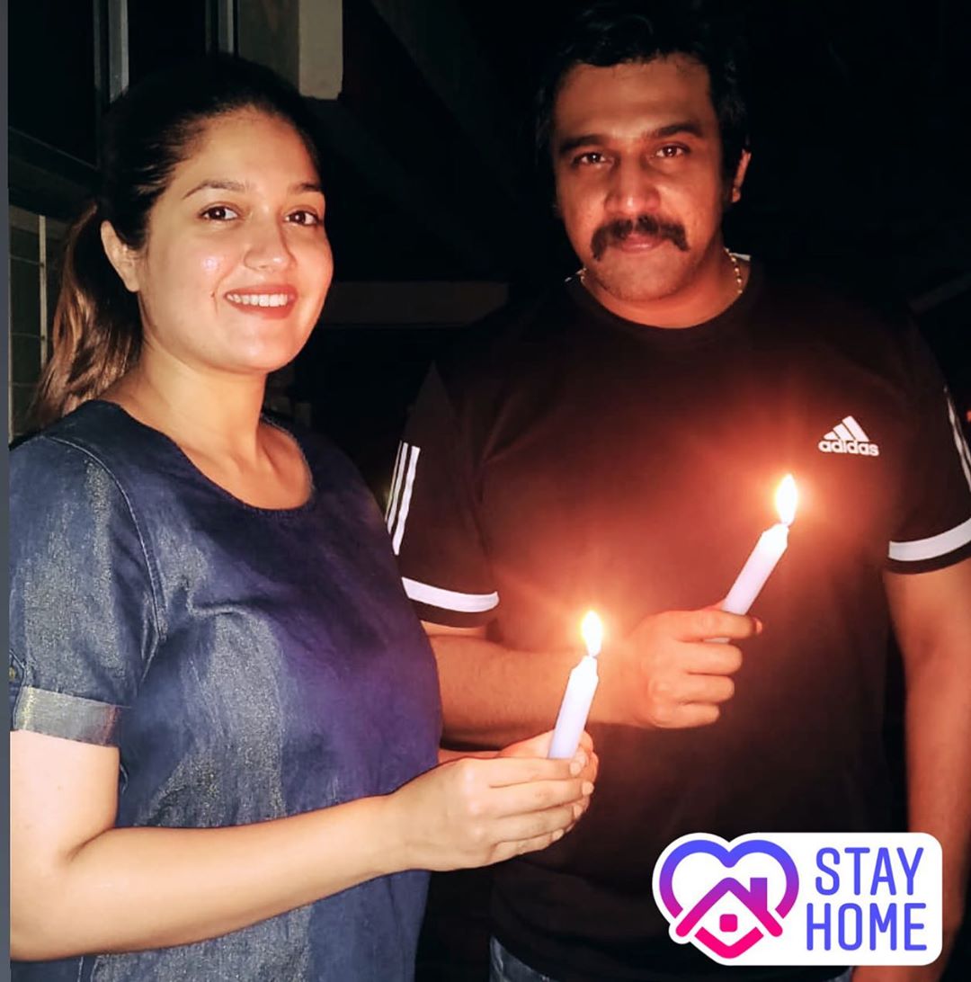 தற்போது மேக்னா ராஜ் கர்ப்பம் தரித்திருக்கும் நிலையில் தான் அவரது கணவர் சிரஞ்சீவி சார்ஜா திடீரென மரணமடைந்துள்ளார். எந்த கெட்ட பழக்க வழக்கமும் இல்லாமல் தினசரி உடற்பயிற்சி மேற்கொண்டு வந்த அவருக்கு மாரடைப்பு ஏற்பட்டது எப்படி என தெரியாமல் விழிபிதுங்கி நிற்கின்றனர் அவரது உறவினர்கள். தற்போது மேக்னா ராஜ் கர்ப்பம் தரித்திருக்கும் நிலையில் தான் அவரது கணவர் சிரஞ்சீவி சார்ஜா திடீரென மரணமடைந்துள்ளார். எந்த கெட்ட பழக்க வழக்கமும் இல்லாமல் தினசரி உடற்பயிற்சி மேற்கொண்டு வந்த அவருக்கு மாரடைப்பு ஏற்பட்டது எப்படி என தெரியாமல் விழிபிதுங்கி நிற்கின்றனர் அவரது உறவினர்கள்.