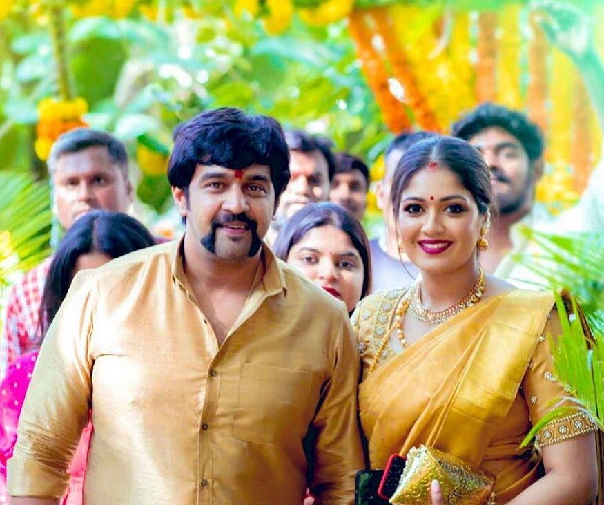 தமிழில் காதல் சொல்ல வந்தேன் படத்தில் நாயகியாக நடித்த மேக்னா ராஜை நீண்ட காலமாக காதலித்து வந்த சிரஞ்சீவி சார்ஜா, கடந்த 2018-ம் ஆண்டு திருமணம் செய்து கொண்டார். தமிழில் காதல் சொல்ல வந்தேன் படத்தில் நாயகியாக நடித்த மேக்னா ராஜை நீண்ட காலமாக காதலித்து வந்த சிரஞ்சீவி சார்ஜா, கடந்த 2018-ம் ஆண்டு திருமணம் செய்து கொண்டார்.