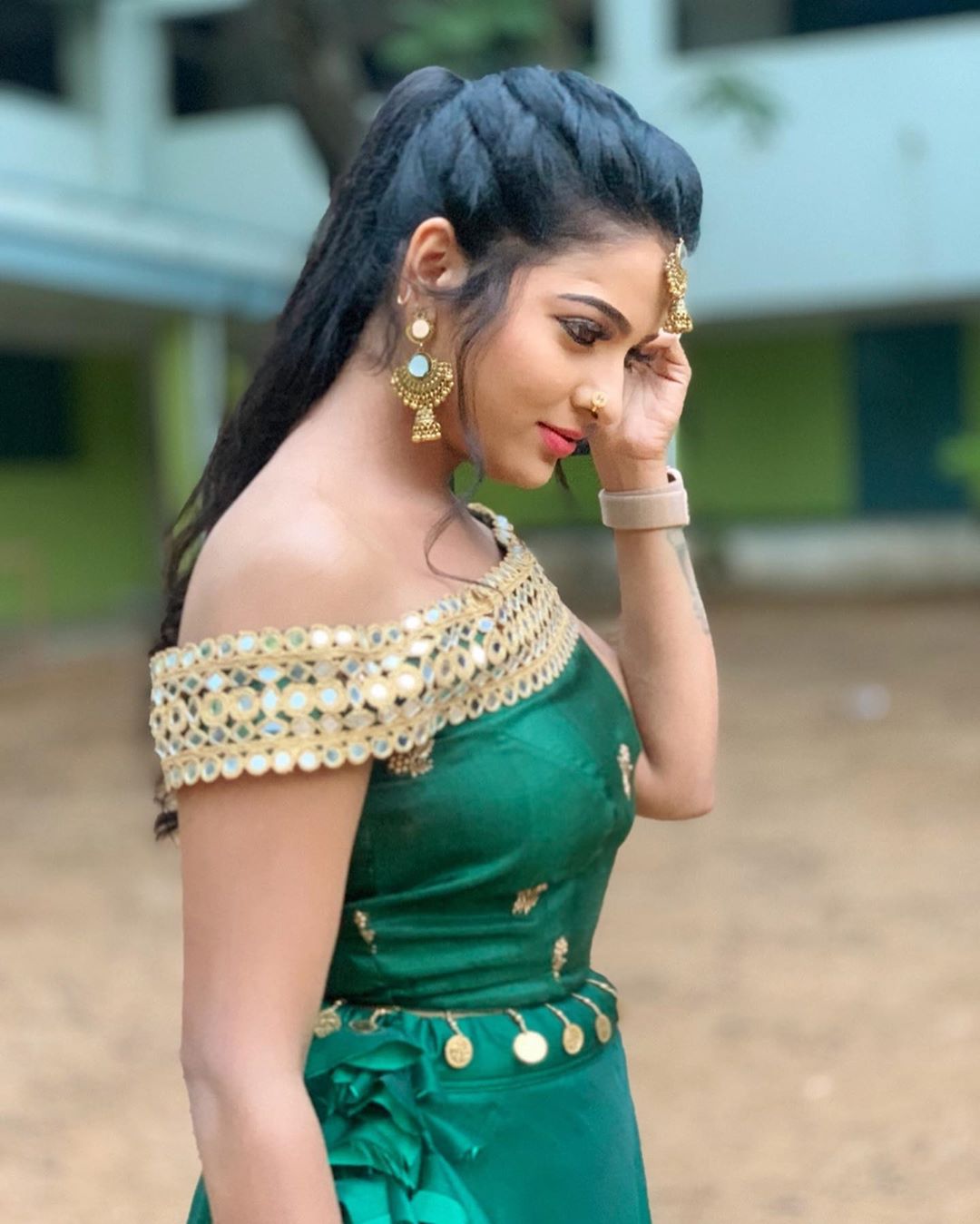 தொடர்ந்து பல பொழுதுபோக்கு தொலைக்காட்சி நிகழ்ச்சிகளில் தொகுப்பாளராக பணிபுரிந்த சித்ரா, சரவணன் மீனாட்சி சீரியலில் இரண்டாம் பாகத்தில் சிறிய கதாபாத்திரத்தில் நடித்திருந்தார். தொடர்ந்து பல பொழுதுபோக்கு தொலைக்காட்சி நிகழ்ச்சிகளில் தொகுப்பாளராக பணிபுரிந்த சித்ரா, சரவணன் மீனாட்சி சீரியலில் இரண்டாம் பாகத்தில் சிறிய கதாபாத்திரத்தில் நடித்திருந்தார்.