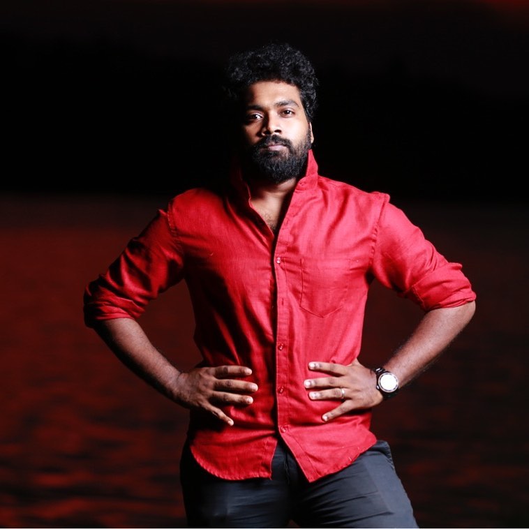 தொடர்ந்து பல படங்களில் நகைச்சுவை கதாபாத்திரத்தில் நடித்து அசத்தும் இவர் பிக்பாஸ் 2 நிகழ்ச்சியில் கலந்து கொண்டதன் மூலம் மக்களிடம் நன்கு பரிச்சயமானார். தொடர்ந்து பல படங்களில் நகைச்சுவை கதாபாத்திரத்தில் நடித்து அசத்தும் இவர் பிக்பாஸ் 2 நிகழ்ச்சியில் கலந்து கொண்டதன் மூலம் மக்களிடம் நன்கு பரிச்சயமானார்.