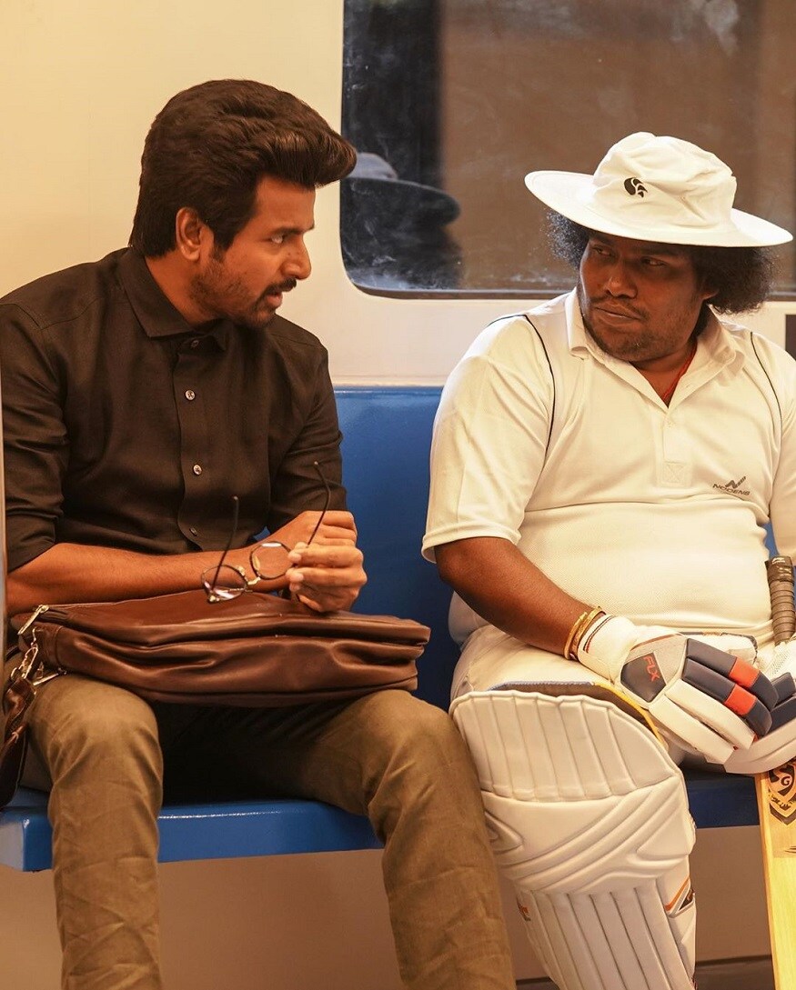 நெல்சன் திலீப் குமாரின் பதிவுக்கு பதிலளித்திருக்கும் நடிகர் சிவகார்த்திகேயன், “கமெண்ட போட்டோமா, ரெண்டு கலாய் கலாய்ச்சமா கடைய சாத்திட்டு போய் காப்பி தண்ணிய குடிச்சமானு இருங்க இயக்குநரே. இன்ஸ்டாலயே சுத்திட்டு திரிய கூடாது” என்று நகைச்சுவையாக கமெண்ட் பதிவிட்டுள்ளார். நெல்சன் திலீப் குமாரின் பதிவுக்கு பதிலளித்திருக்கும் நடிகர் சிவகார்த்திகேயன், “கமெண்ட போட்டோமா, ரெண்டு கலாய் கலாய்ச்சமா கடைய சாத்திட்டு போய் காப்பி தண்ணிய குடிச்சமானு இருங்க இயக்குநரே. இன்ஸ்டாலயே சுத்திட்டு திரிய கூடாது” என்று நகைச்சுவையாக கமெண்ட் பதிவிட்டுள்ளார்.