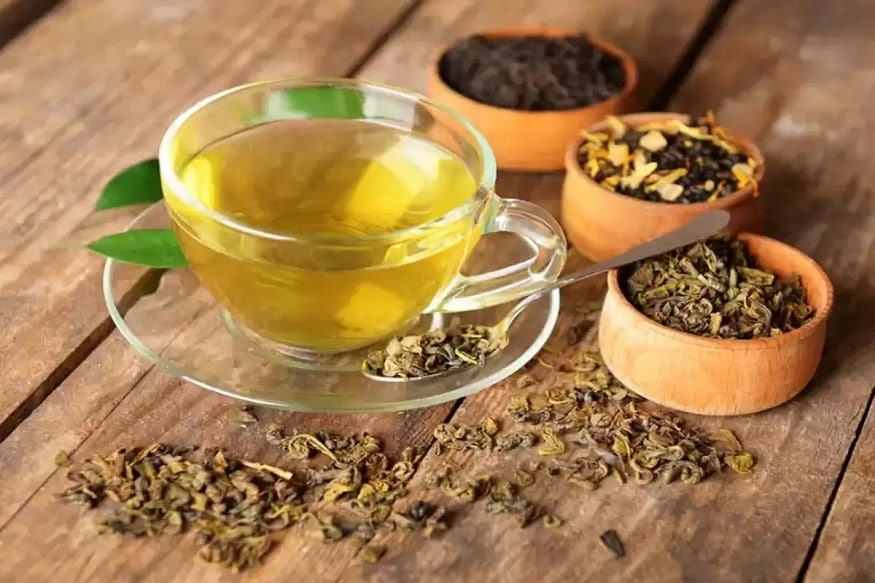 மூலிகை டீ அருந்துவது உடலை ஆரோக்கிய வழியில் கொண்டு செல்வதற்காக காலையில் செய்யும் முதல் படி. இதை நீங்கள் தினமும் முறையாக செய்து வந்தாலே நோய் தாக்குதல்கள், உடல் உபாதைகளிலிருந்து தப்பிக்கலாம். அப்படி வீட்டிலேயே எளிய முறையில் தயாரிக்கும் மூலிகை டீ குறித்து பார்க்கலாம். மூலிகை டீ அருந்துவது உடலை ஆரோக்கிய வழியில் கொண்டு செல்வதற்காக காலையில் செய்யும் முதல் படி. இதை நீங்கள் தினமும் முறையாக செய்து வந்தாலே நோய் தாக்குதல்கள், உடல் உபாதைகளிலிருந்து தப்பிக்கலாம். அப்படி வீட்டிலேயே எளிய முறையில் தயாரிக்கும் மூலிகை டீ குறித்து பார்க்கலாம்.