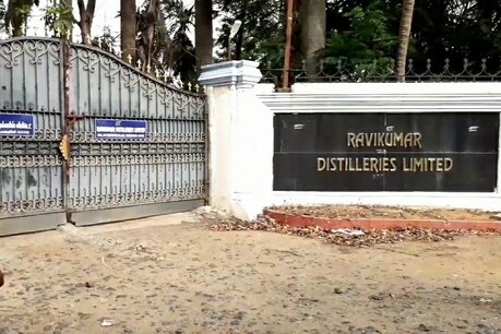 மதுபான தொழிற்சாலைகளால் ₹500 கோடி அரசுக்கு வருவாய் இழப்பு.. சிபிஐ விசாரணை கோரும் அதிமுக மதுபான தொழிற்சாலைகளால் ₹500 கோடி அரசுக்கு வருவாய் இழப்பு.. சிபிஐ விசாரணை கோரும் அதிமுக