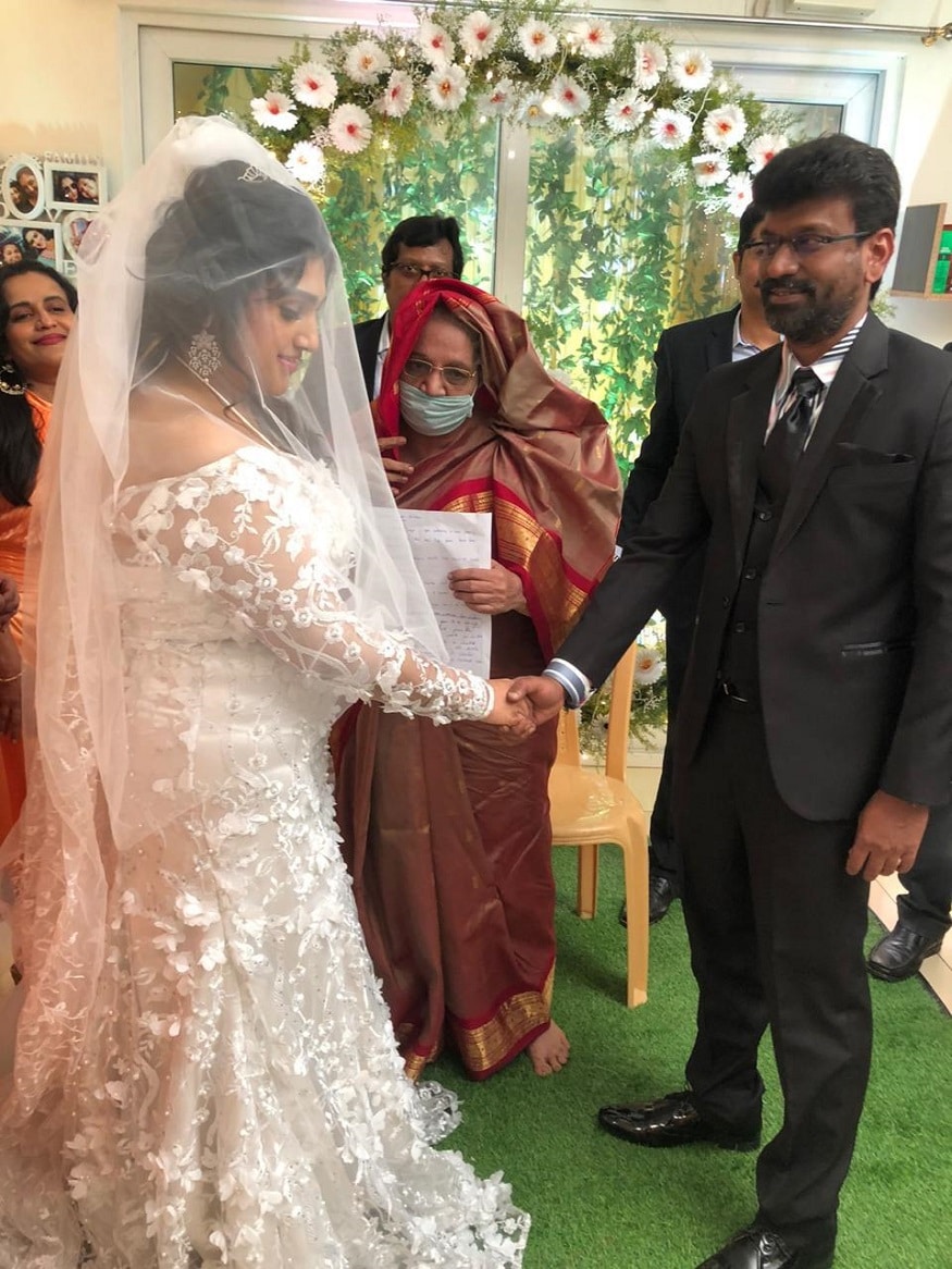 கொரோனா லாக்டவுனால் வனிதா - பீட்டர் பால் திருமணம் எளிமையான முறையில் கிறிஸ்தவ முறைப்படி நடைபெற்றது. கொரோனா லாக்டவுனால் வனிதா - பீட்டர் பால் திருமணம் எளிமையான முறையில் கிறிஸ்தவ முறைப்படி நடைபெற்றது.