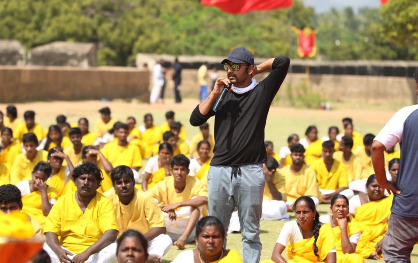 இந்த படத்திற்காக,ஷூட்டிங் நாட்களில் படக்குழு முழுவதும் அசைவம் எடுத்துக்கொள்ளாமல் சைவ உணவையே சாப்பிட்டதாக திரை வட்டாரங்கள் தெரிவிக்கின்றன<br />(Image: Twitter) இந்த படத்திற்காக,ஷூட்டிங் நாட்களில் படக்குழு முழுவதும் அசைவம் எடுத்துக்கொள்ளாமல் சைவ உணவையே சாப்பிட்டதாக திரை வட்டாரங்கள் தெரிவிக்கின்றன<br />(Image: Twitter)