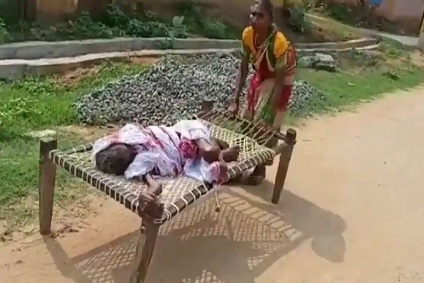 வங்கி அதிகாரி உத்தரவால் கட்டிலோடு தாயை இழுத்துச் சென்ற மகள்